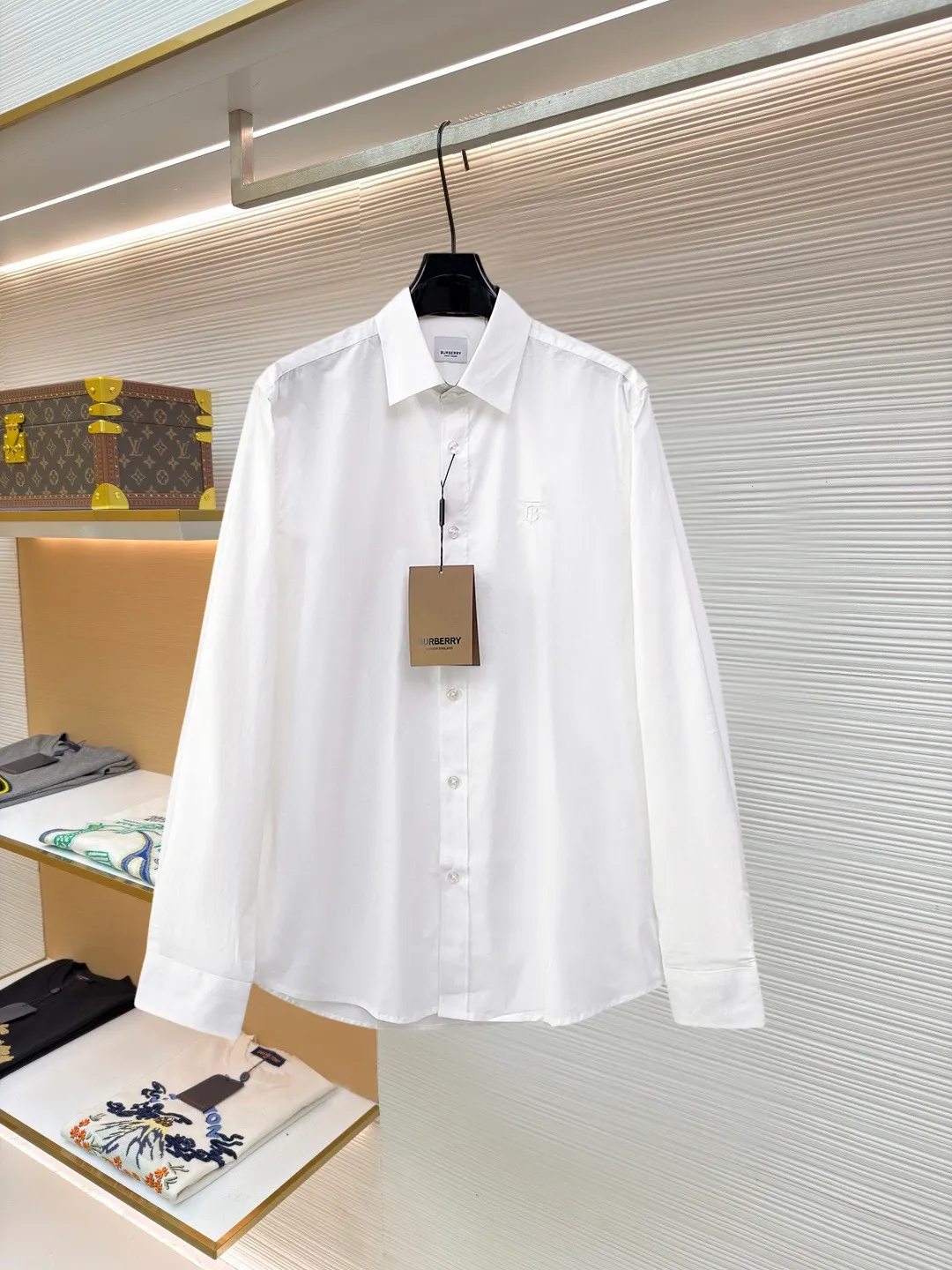 Burberry New Arrival shirt, complete with three labels, original fabric, original customized accessories, official Same Style, made of pure cotton fabric, customized, same vat dyed fabric, very comfortable and smooth to the touch, very wide and stylish, produced by a first-line brand factory, woven with imported yarn, long-wearing without deformation, the most New Arrival style in spring and summer, fashionable and individual, super Versatile and good-looking, very suitable for both men and women, a must-have size Size: S-XXL